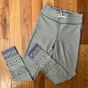 Sarah’s Day White Fox Active Leggings Green Size Small